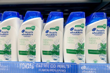 Bar, Karadağ, 2 Ekim 2025, Süpermarket Kozmetik Bölümü 'nde Kafa ve Omuz şampuanı