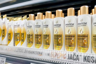 Bar, Karadağ, 2 Ekim 2025, Pantene süpermarket kozmetik bölümünde şampuan rafı