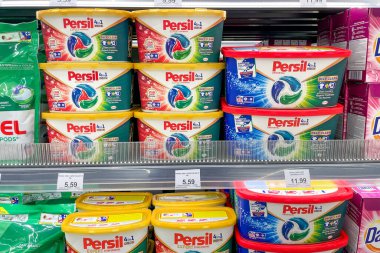 Bar, Karadağ, 2 Ekim 2025, Süpermarkette Persil deterjanı