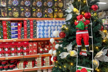 Bar, Karadağ, 20 Kasım 2025, Noel hatıraları, süpermarkette satılık yeni yıl süslemeleri