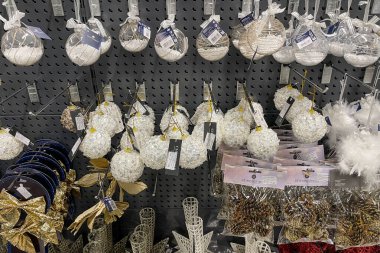 Bar, Karadağ, 20 Kasım 2025, Noel hatıraları, süpermarkette satılık yeni yıl süslemeleri