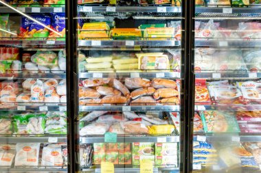 Karadağ, Bar, 22 Ağustos 2025, Markette dondurulmuş gıda buzdolabı