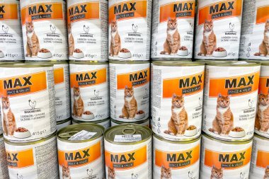 Karadağ Bar, 25 Temmuz 2025, dükkanda kedi ve köpeklere yönelik evcil hayvan gıda ambalajı