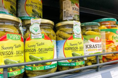 Bar, Karadağ, 25 Ekim 2025, Süpermarket rafında cam kavanozda konserve sebze turşusu