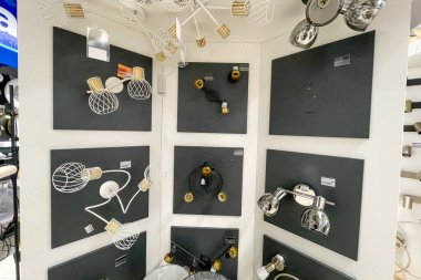 Bar, Karadağ, 25 Ekim 2025, mobilya mağazasında avizeler parlıyor