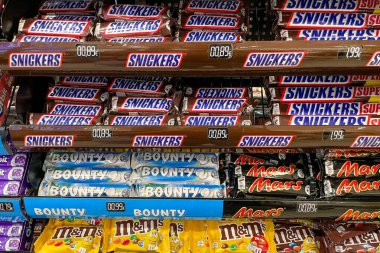 Bar, Karadağ, 25 Ekim 2025, Çikolata kavanozları çikolatalar süpermarkette