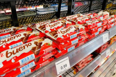 Bar, Karadağ, 25 Ekim 2025, Kinder Bueno süpermarkette çikolata markası