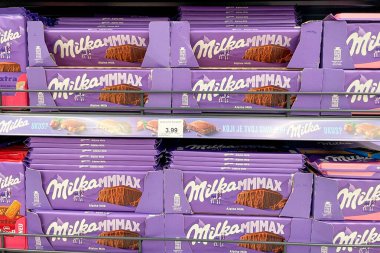 Bar, Karadağ, 25 Ekim 2025, Milka süpermarkette çikolata markası