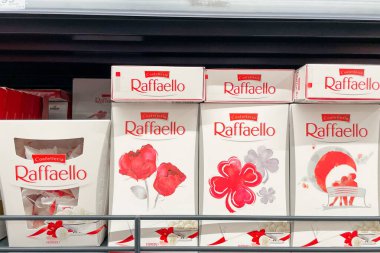 Bar, Karadağ, 25 Ekim 2025, Raffaello süpermarkette çikolata markası