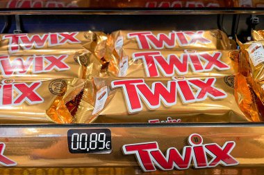Bar, Karadağ, 25 Ekim 2025, Twix marka çikolata süpermarkette