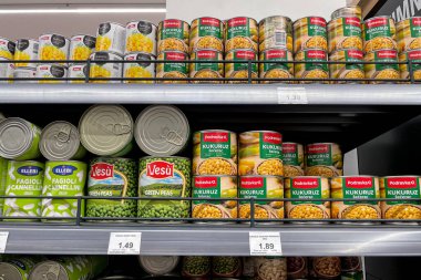 Bar, Karadağ, 30 Ekim 2025, süpermarket rafında kavanozda konserve bezelye ve mısır sebzeleri