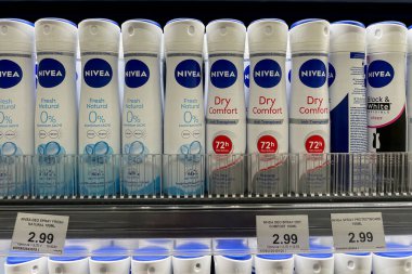 Bar, Karadağ, 30 Ekim 2025, Nivea deodorant, süpermarket rafında terleme önleyici