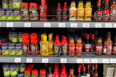 Bar, Karadağ, 30 Ekim 2025, Süpermarket rafında ketçap sosu paketleri