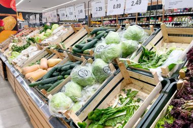 Bar, Karadağ, 5 Eylül 2025, markette lahana sepeti, markette meyve ve sebze satılıyor