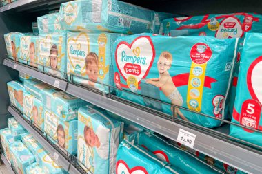 Bar, Karadağ, 5 Eylül 2025, Süpermarketin Rafında Bebek Bezi Bezleri