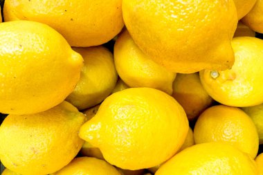 Markette sepetteki limonlar, meyve ve sebzeler pazarda satılıyor.