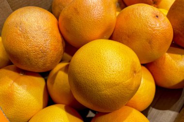 Markette portakallar, meyve ve sebzeler pazarda satılır.