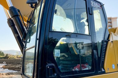 Bar, Karadağ, 5 Eylül 2025, İnşaat Alanında Kazıcı Taksi Buldozer Makinesi