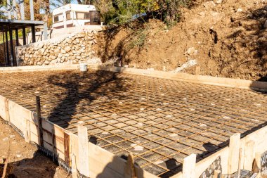 Açık hava inşaat alanı, konut inşaatı, metal takviye ve beton yapı