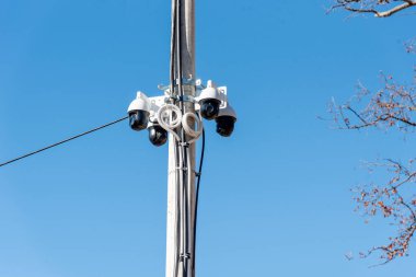 Dışarıdaki direğe güvenlik ve emlak koruması gibi birçok kamera yerleştirildi.