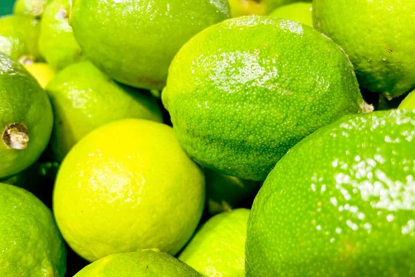 Markette limonlar sepette, meyve ve sebzeler pazarda satılıyor