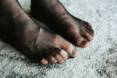 Çoraplı güzel ayaklar, taytlı genç bir kadının ayakları.