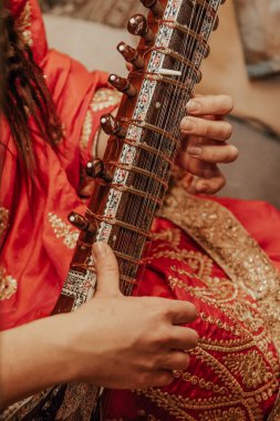 Kadın banço çalıyor, müzisyen gitarist gece kulübünün barında konser veriyor.