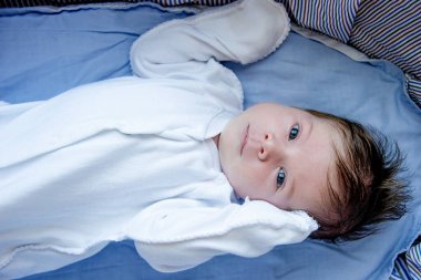 Yeni doğmuş bebek yatak odasında beşiğinde yatıyor, sevimli savunmasız çocuk, çocukluk portresi