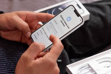 Bar, Karadağ, 2 Kasım 2025, Man yeni iPhone kurdu, akıllı telefonun ilk açılışı