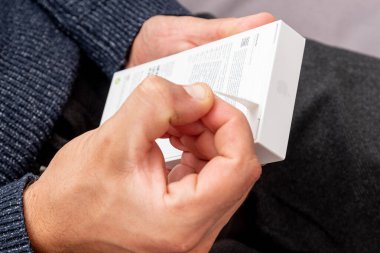 Bar, Karadağ, 2 Kasım 2025, Adam yeni telefon akıllı telefonuyla kutuyu açıyor, iPhone 'u açıyor