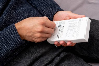 Bar, Karadağ, 2 Kasım 2025, Adam yeni telefon akıllı telefonuyla kutuyu açıyor, iPhone 'u açıyor
