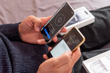 Bar, Karadağ, 2 Kasım 2025, Adam eski bir telefonla senkronize yeni bir iPhone kurdu