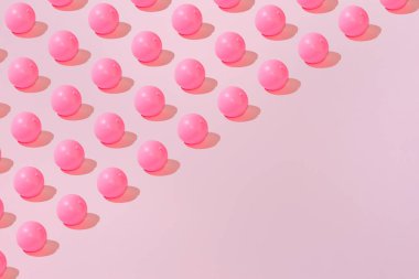 Yaratıcı şeftali deseni düz Pastel pembe arkaplan minimalizmi üzerine uzanır metin için kopyalama alanı ile