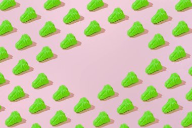 Yaratıcı soyut yaz salata deseni düz uzanan pastel pembe arkaplan minimalizmi metin için kopyalama alanı