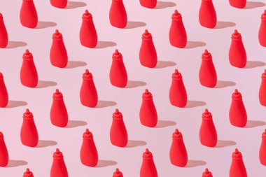 Yaratıcı domates ketçap barbekü sosu soyut desen düz yatıyordu pastel pembe arkaplan minimalizmi üzerine