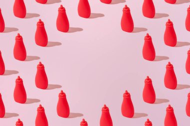 Yaratıcı domates ketçap barbekü sosu soyut desen düz yatıyordu metin için kopyalama alanı ile pastel pembe arkaplan üzerinde