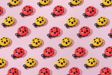 Yaratıcı soyut yaz böceği deseni Pastel pembe arka plan minimalizmine yatıyordu