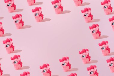 Bar, Karadağ, 1 Aralık 2025, My Little Pony Toy Creative Destern düz yatıyordu pastel pembe arka plan minimalizmi üzerine
