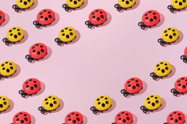 Yaratıcı soyut yaz böceği deseni Pastel pembe arka plan minimalizmine yatıyordu