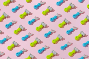 Yaratıcı soyut mühendislik tornavida ve çekiç desenli düz yatıyordu pastel pembe arkaplan minimalizmi üzerine