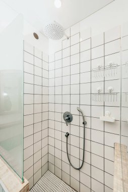 Konut binasında basit bir banyo, otel dairesinde tuvalet tasarımı.