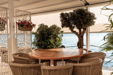 Bir kahve dükkanının verandasının içi, doğu tarzı restoran tasarımı Karadağ 'ın arka planında