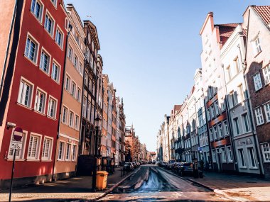 Gdansk, Polonya, 22 Şubat 2019, bulutlu bir yağmurlu bir günde şehir caddesi, bir sonbahar gününde terk edilmiş küçük bir kasaba.