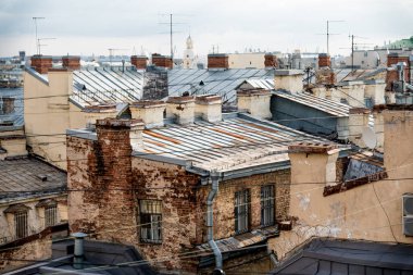 Saint Petersburg, yukarıdan geniş caddelerin ve çatıların manzarası