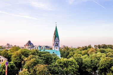 Kaliningrad, güneşli yaz gününde şehrin eski bölümünün manzarası