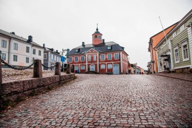 Porvoo, Finlandiya, 12 Ekim 2019, bulutlu yağmurlu bir günde şehir caddesi, bir sonbahar gününde terk edilmiş küçük bir kasaba.