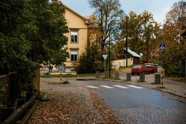 Porvoo, Finlandiya, 12 Ekim 2019, bulutlu yağmurlu bir günde şehir caddesi, bir sonbahar gününde terk edilmiş küçük bir kasaba.