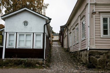 Porvoo, Finlandiya, 12 Ekim 2019, bulutlu yağmurlu bir günde şehir caddesi, bir sonbahar gününde terk edilmiş küçük bir kasaba.