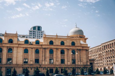 Bakü, Azerbaycan, 29 Ağustos 2016, şehir merkezinde modern yüksek binalı sokak