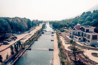 Tufandağ, Azerbaycan, 23 Ağustos 2016, güneşli yaz gününde kayak merkezindeki otel ve restoranlar